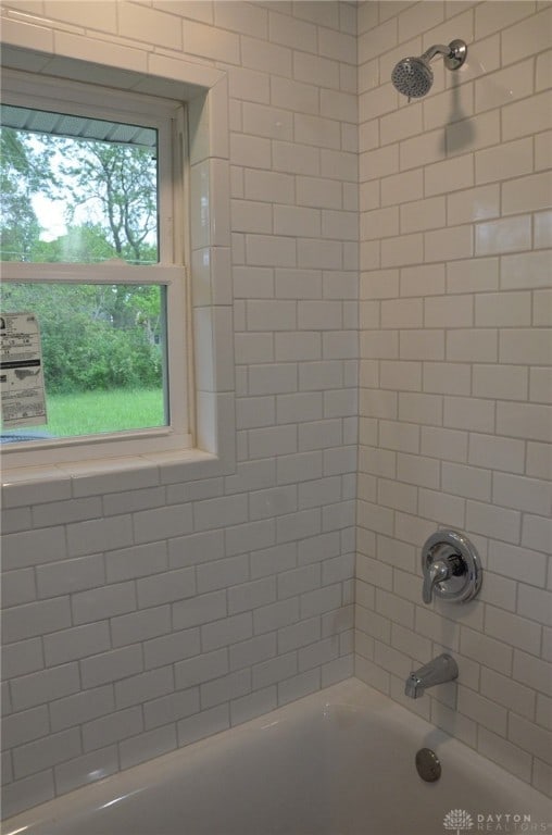 bathroom featuring tiled shower / bath