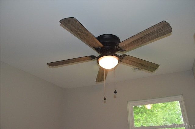 room details with ceiling fan