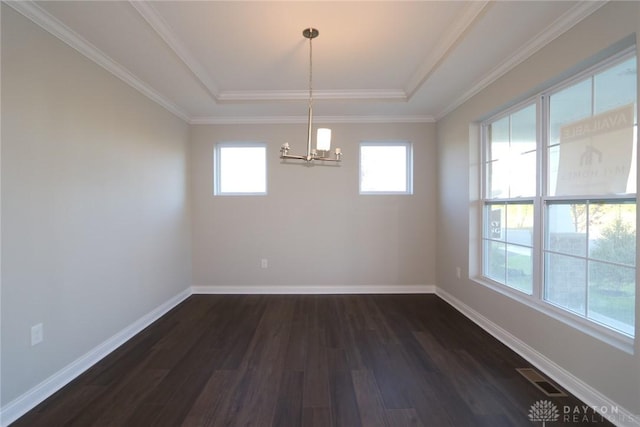 spare room featuring a notable chandelier, dark wood-style flooring, visible vents, baseboards, and crown molding