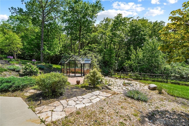 view of yard with an outdoor structure