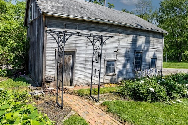 exterior space featuring an outbuilding