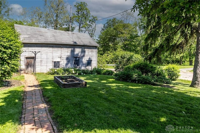 view of yard featuring a garden