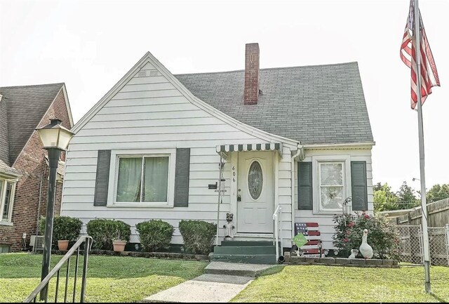 view of front of home featuring a front lawn