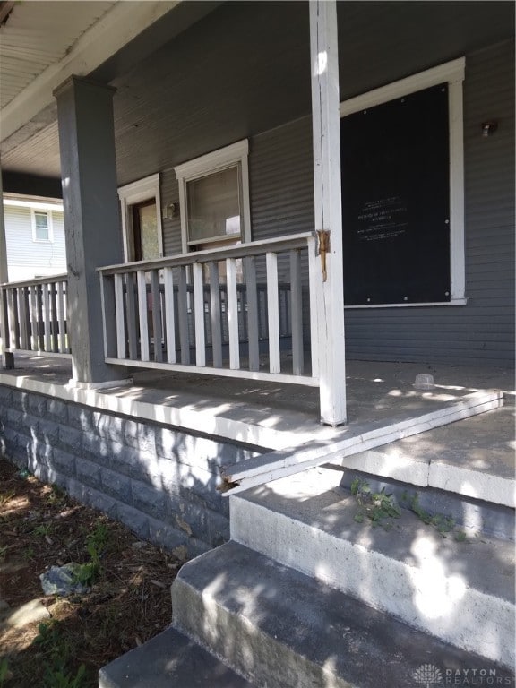 entrance to property featuring a porch