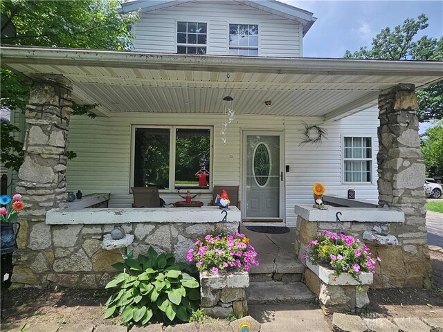 view of front of property featuring a porch