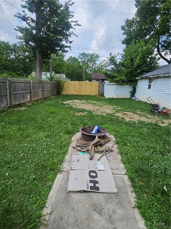 view of yard featuring a storage shed