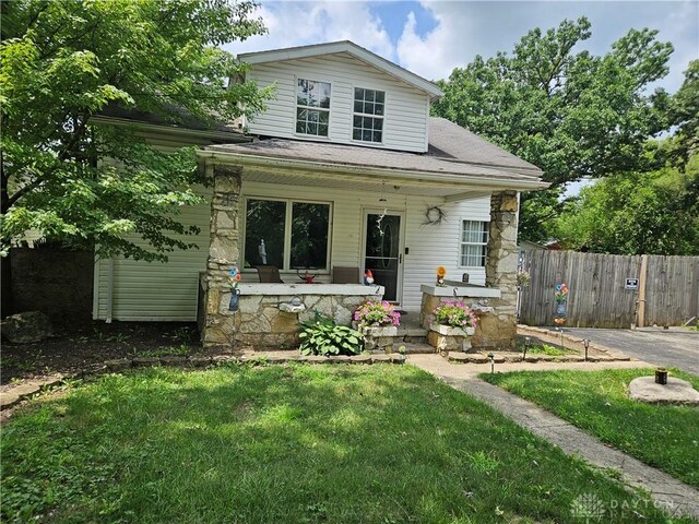 view of front of home featuring a front lawn