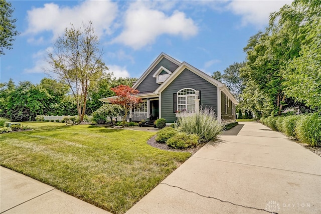 view of front of property featuring a front yard