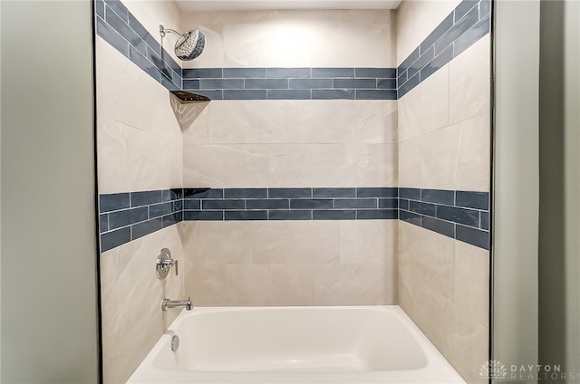 bathroom with tiled shower / bath combo