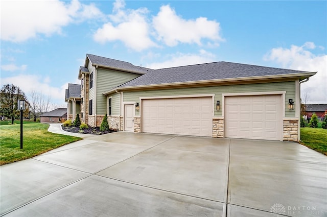 view of front of property featuring a front yard and a garage