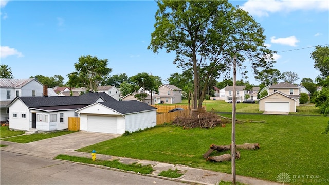 view of front of property featuring a front lawn