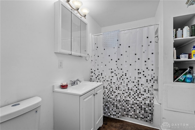 full bathroom with toilet, vanity, and shower / bath combo