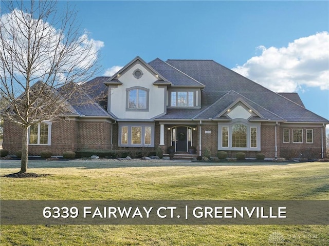 view of front of property featuring a front lawn