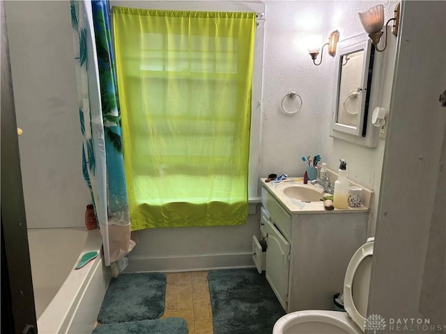 full bathroom featuring baseboards, shower / bath combo with shower curtain, and vanity