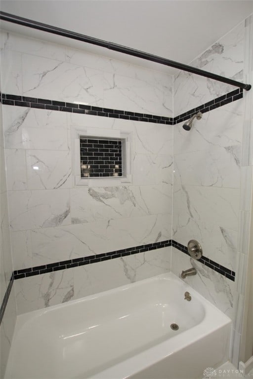 bathroom with tiled shower / bath