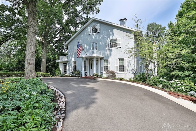 view of front of property featuring a balcony