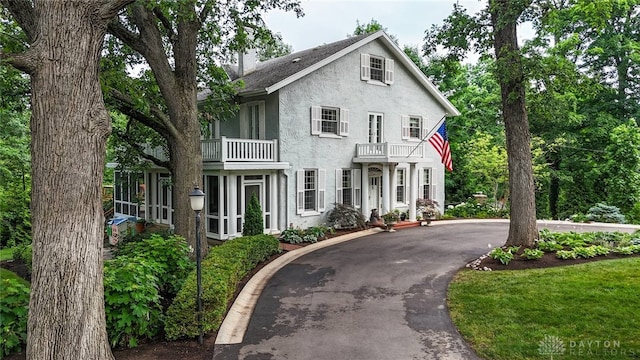 view of front of property featuring a balcony