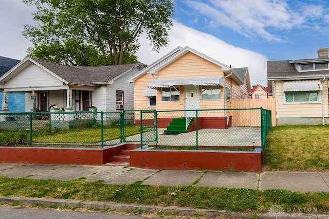 view of front of property featuring a fenced front yard, a gate, and a front yard