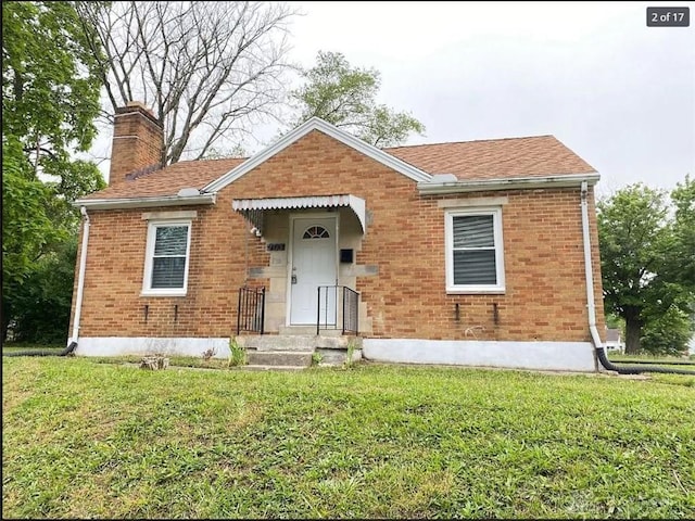 view of front facade featuring a front lawn