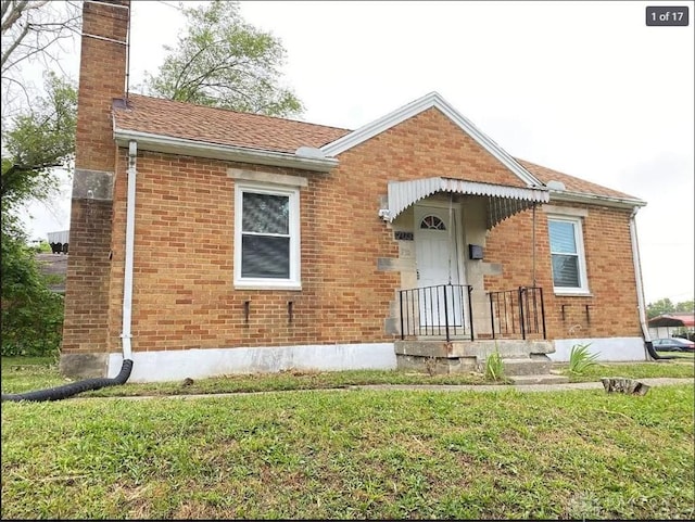 view of front of home with a front lawn