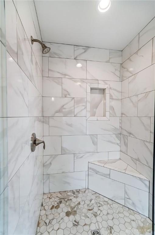 bathroom featuring tiled shower