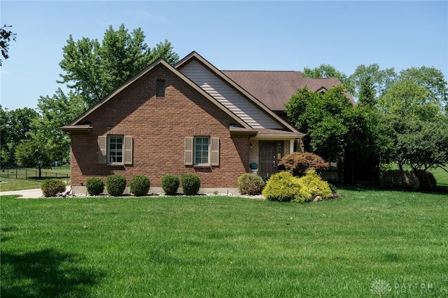 view of front of home featuring a front yard