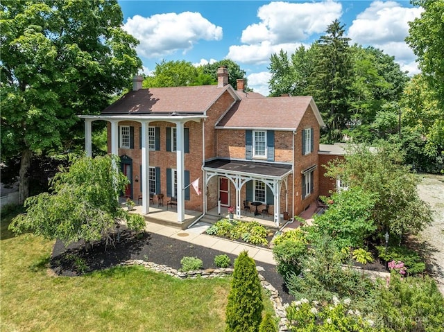 view of front of property with a front lawn