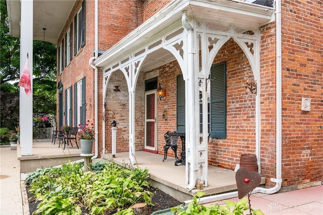 property entrance featuring a porch