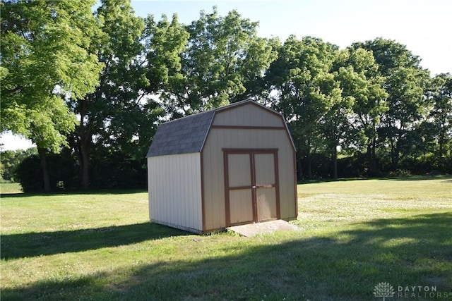 view of outdoor structure featuring a yard