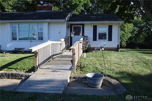 view of front of property featuring a front lawn