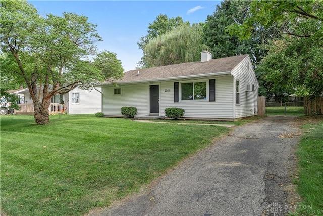 ranch-style house featuring a front lawn