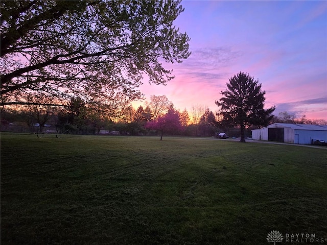 view of yard at dusk