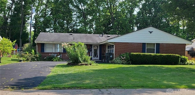 single story home with a front yard