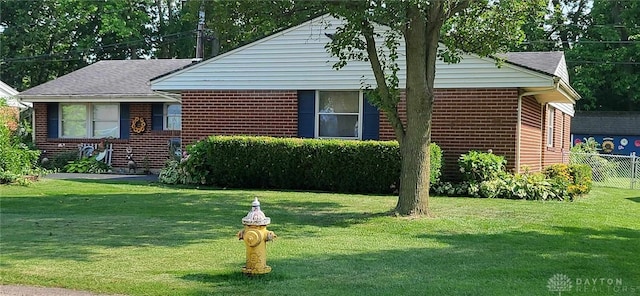 view of front facade featuring a front yard