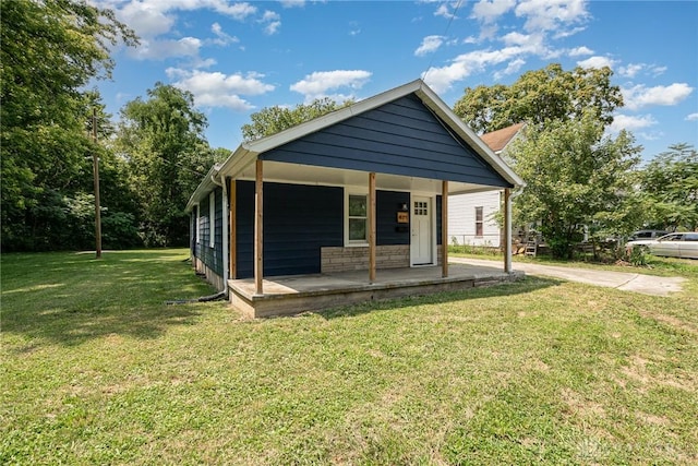 view of front of property featuring covered porch and a front lawn