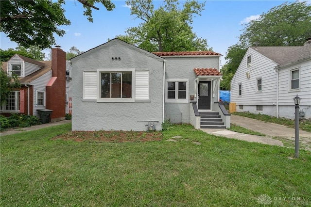 view of front facade featuring a front lawn