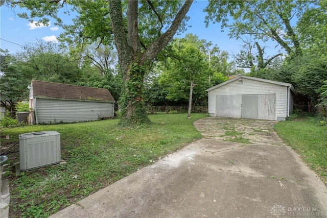 view of yard featuring a garage and an outdoor structure