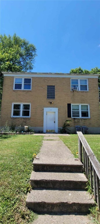 view of front facade with a front yard