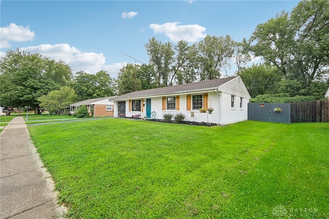 ranch-style home featuring a front lawn