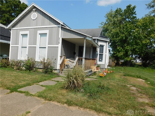 view of front of property featuring a front lawn