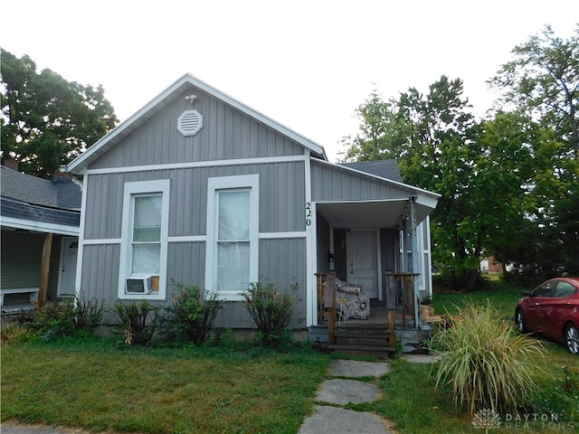 view of front facade with cooling unit and a front yard