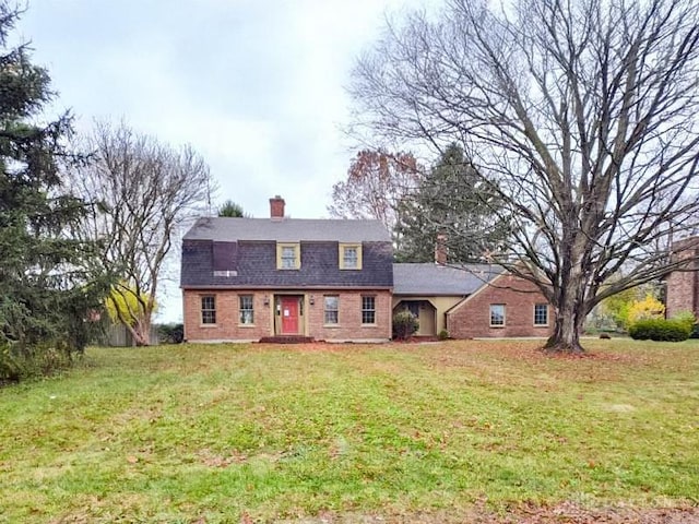 view of front facade with a front lawn