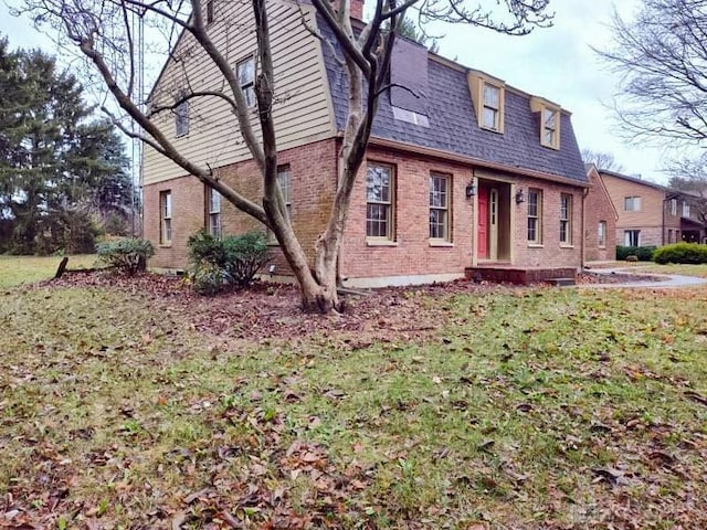 view of front facade with a front lawn