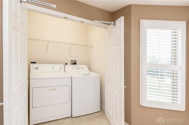 washroom featuring light tile patterned flooring and independent washer and dryer