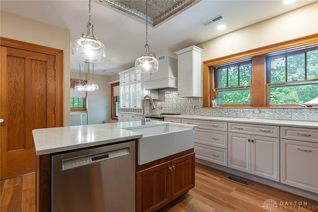 410 S Linden Ave, Miamisburg, OH 45342 - kitchen with a kitchen island with sink, visible vents, white cabinetry, light countertops, and dishwasher