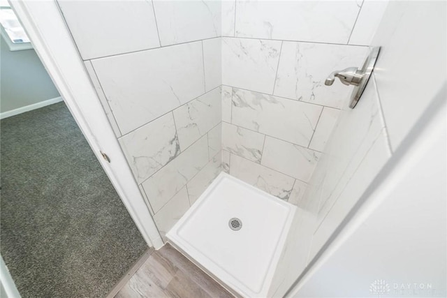 bathroom featuring a tile shower