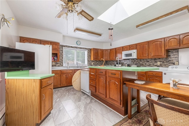 kitchen with ceiling fan, washer / dryer, a textured ceiling, white appliances, and decorative backsplash