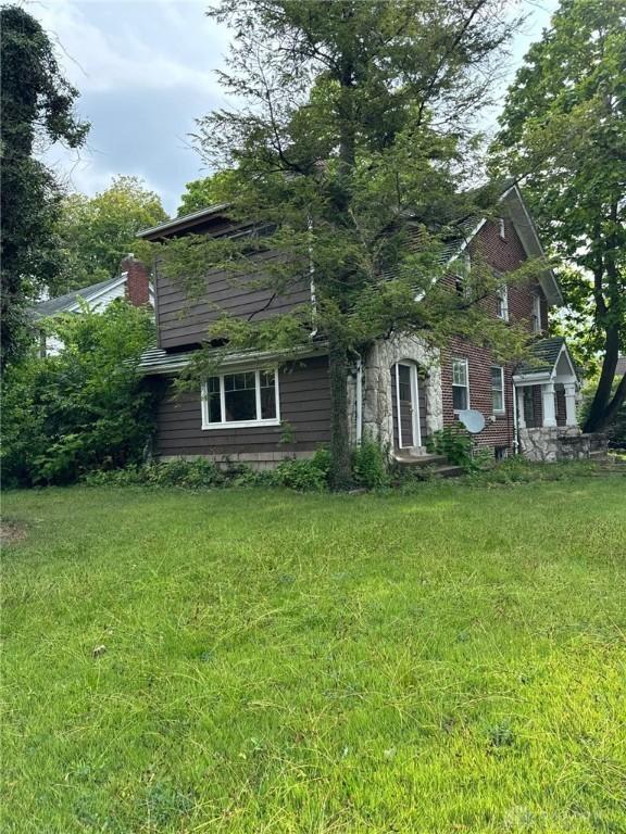 view of front of property with a front lawn