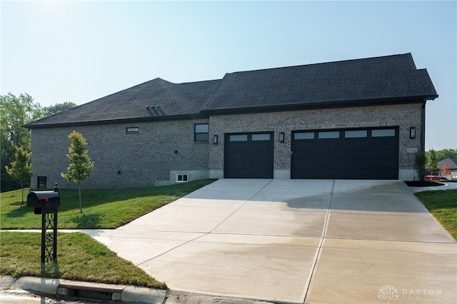 view of front facade featuring a front lawn and a garage