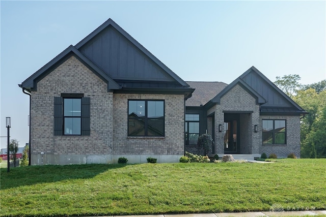 view of front facade with a front lawn